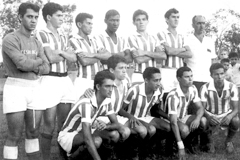 Mais uma do arquivo do amigo Élison, lembrando que você também pode colaborar com esta seção. Qualquer dúvida, me ligue na Rádio Difusora: 3713-8952. A foto de hoje é de um time amador do São Bento, no ano de 1965. Em pé, da esquerda para a direita: Edwar